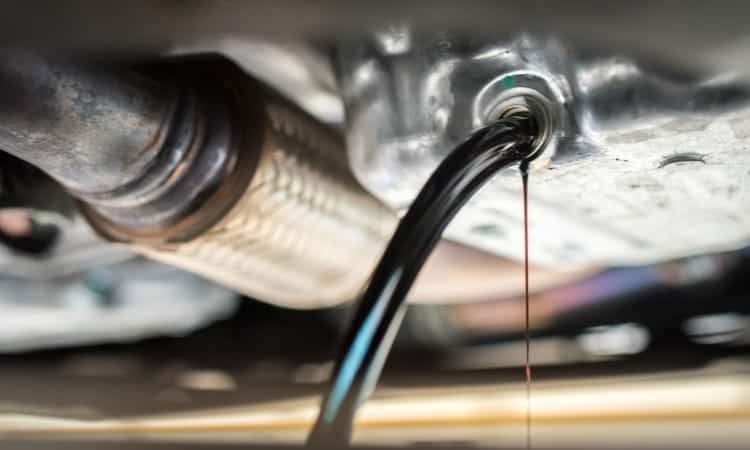 Cómo eliminar el aceite de motor usado