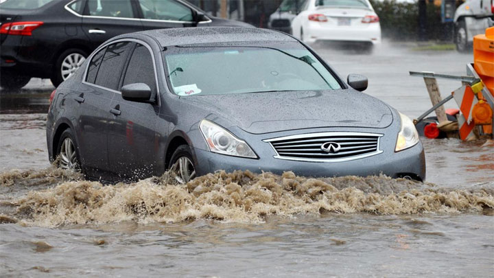 conducir en una calle inundada