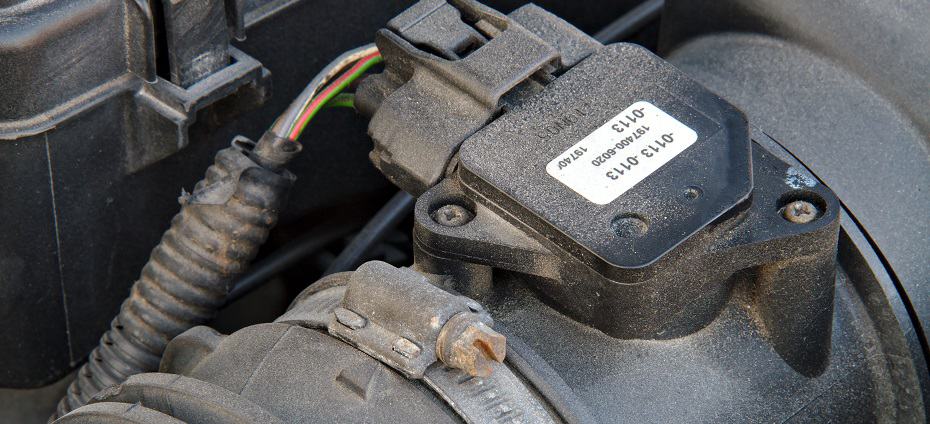 Sensor de masa de aire de un coche en la carcasa del filtro de aire.