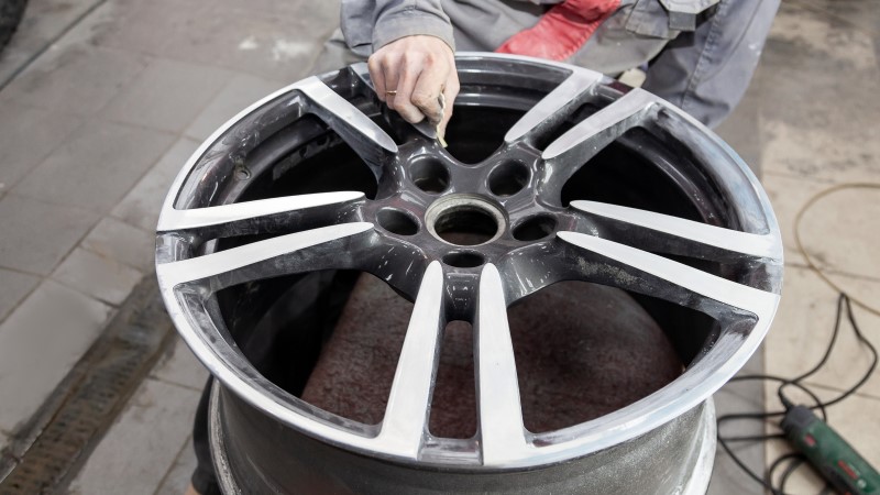 cómo pulir ruedas de aluminio a mano