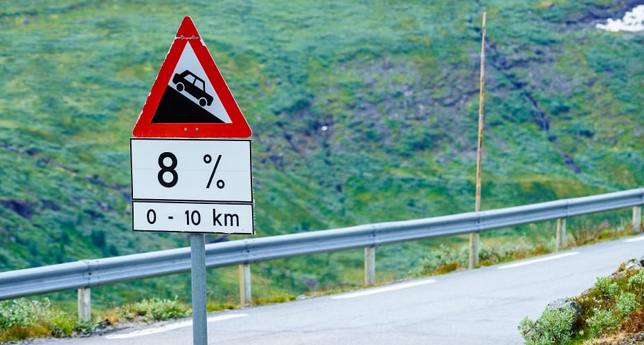 Información de la señal de tráfico sobre el descenso de la carretera