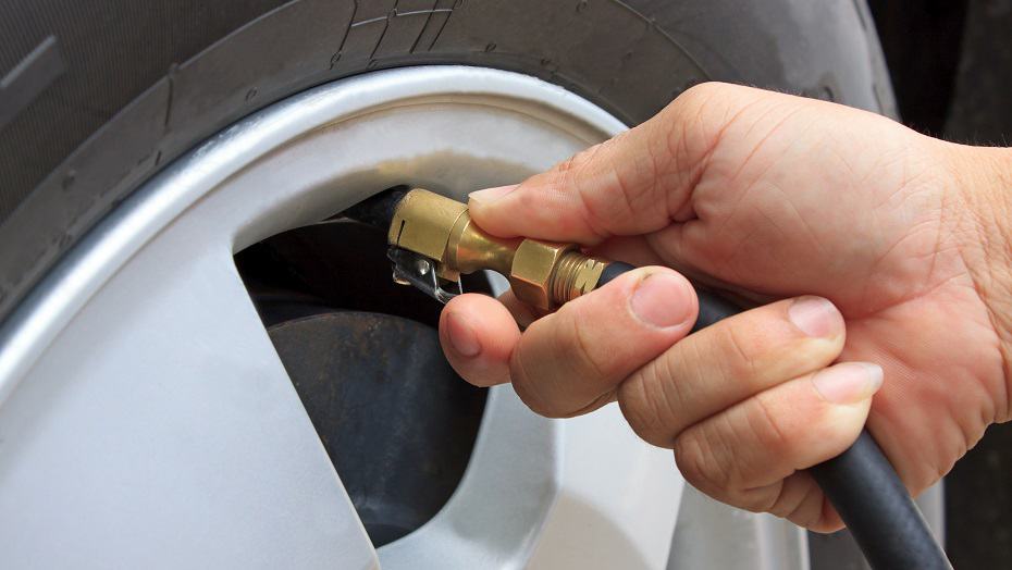 Añadir presión de aire al neumático del coche