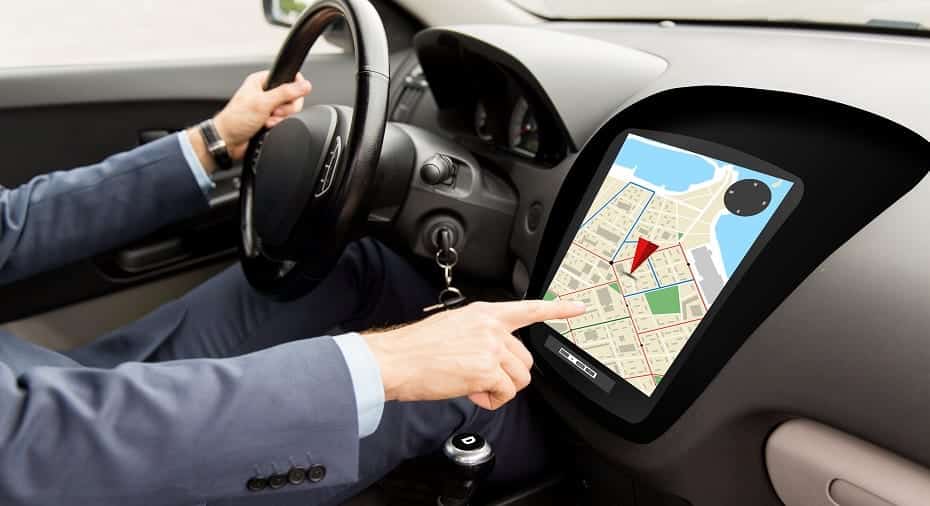primer plano de un hombre conduciendo un coche con un mapa del navegador gps