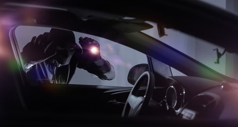 Ladrón de coches con linterna