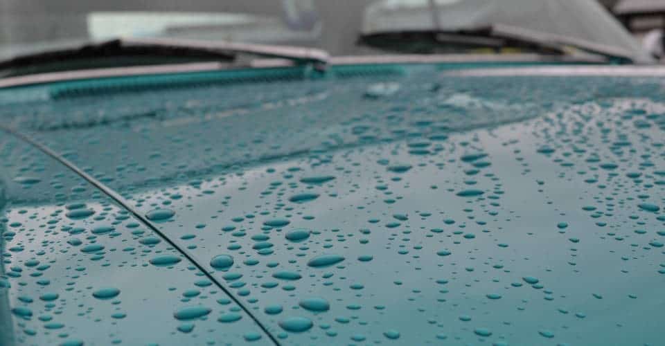 gotas de lluvia goteando en el coche