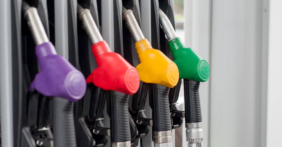 fila de surtidores de combustible o de gasolina en una gasolinera
