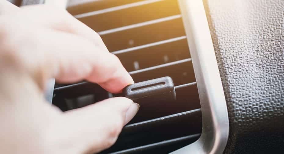 Ajuste manual del flujo de aire de refrigeración en el salpicadero del coche