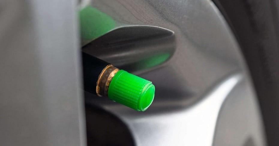 Neumático de coche con tapón verde
