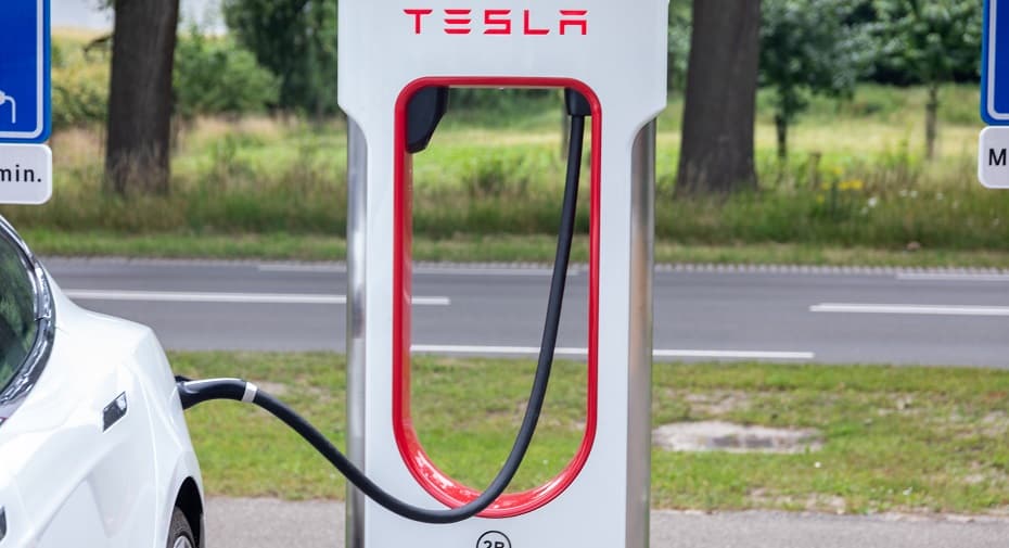 Las estaciones de supercarga de Tesla permiten cargar rápidamente los coches Tesla