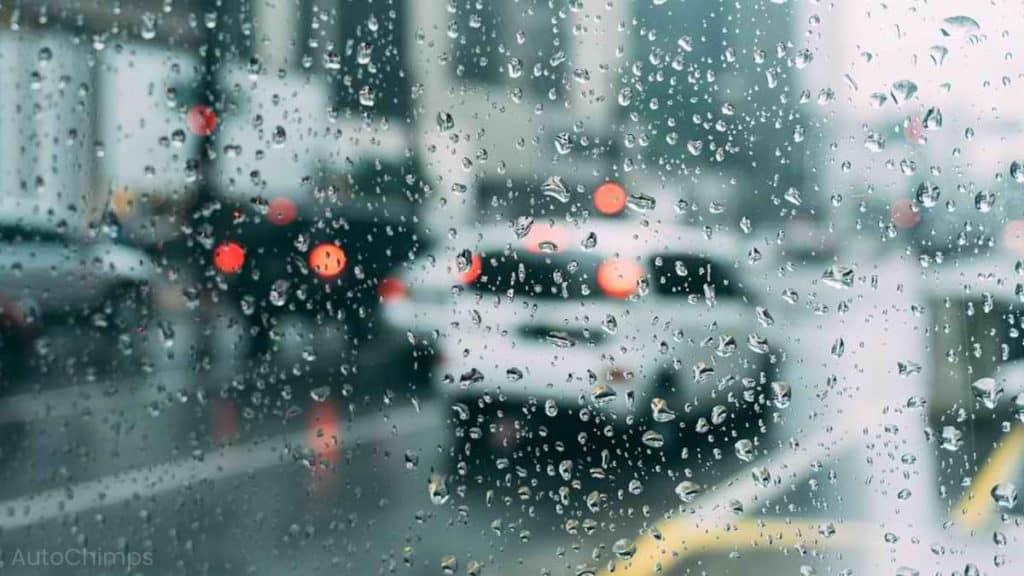 conducción de coches bajo la lluvia