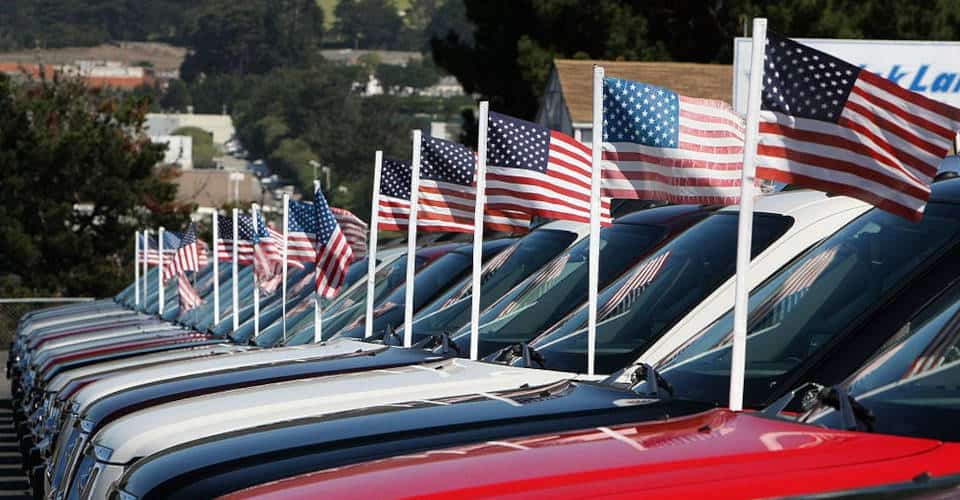 camionetas con banderas americanas adheridas